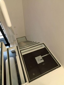 escalier avec dalle de sol en verre