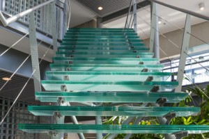 Des marches d'escalier en verre Des marches d'escalier en verre